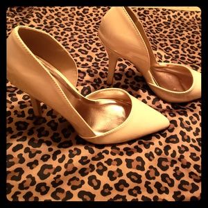 NIB Nude pointed toe pumps